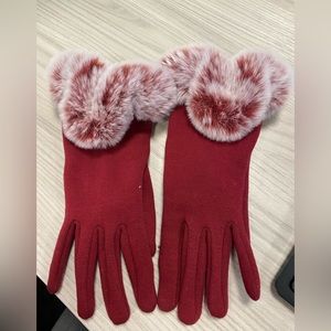Burgundy women’s gloves with faux fur trim